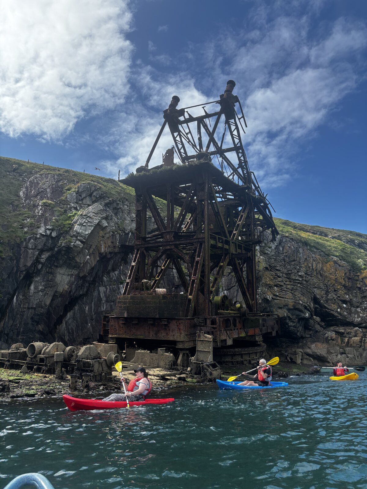 Paddlers beside the Samson wreck