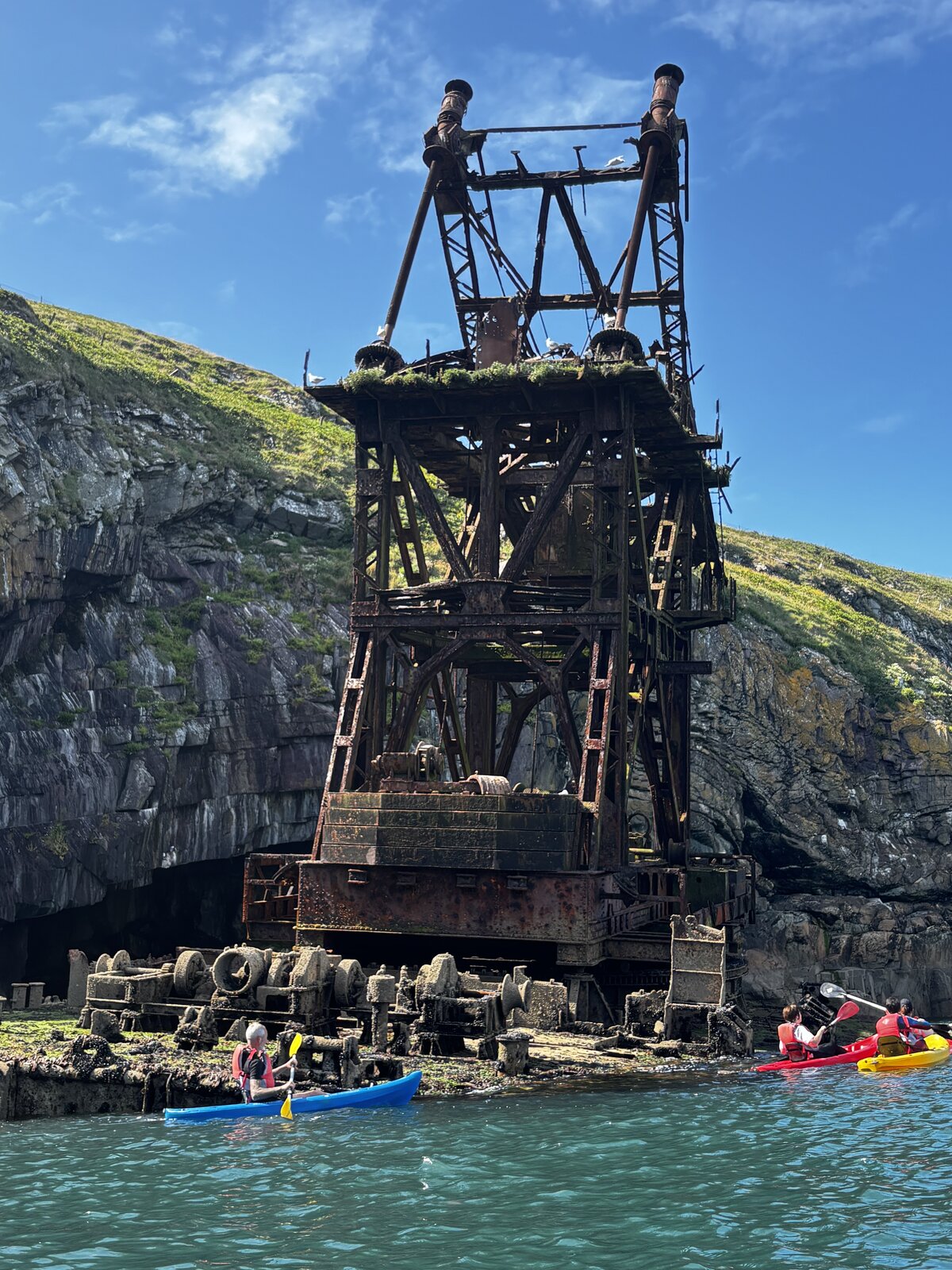 A tour group at the Samson wreck on a sunny day